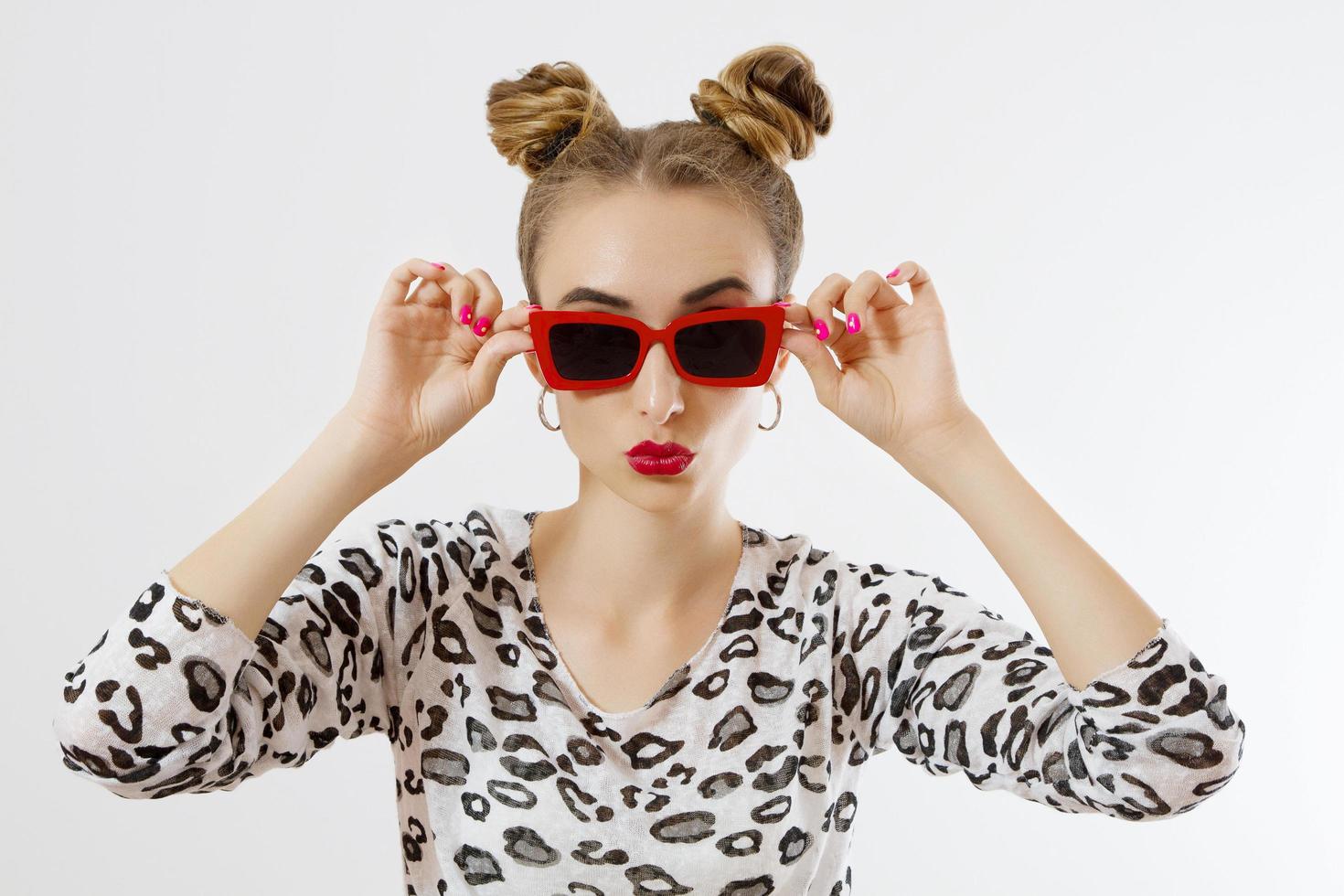 volto di donna del primo piano. primo piano femminile di moda in abiti alla moda isolati su sfondo bianco. divertimento estivo e accessori estivi. ragazza divertente. foto