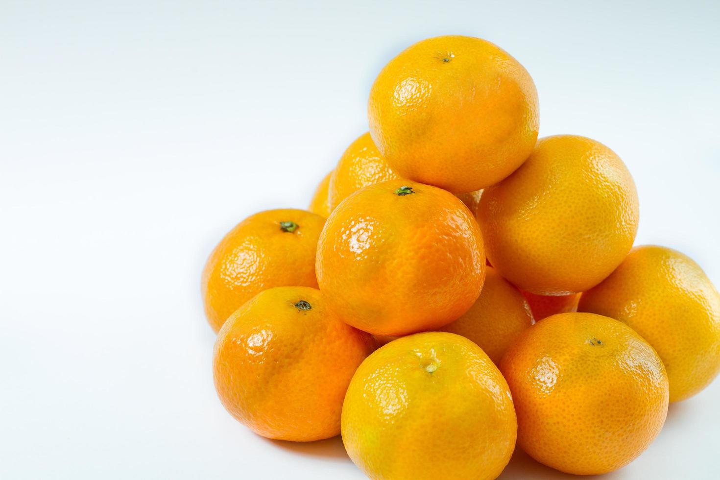 copia spazio e simula. mandarino, agrumi mandarino isolati su sfondo bianco. foto