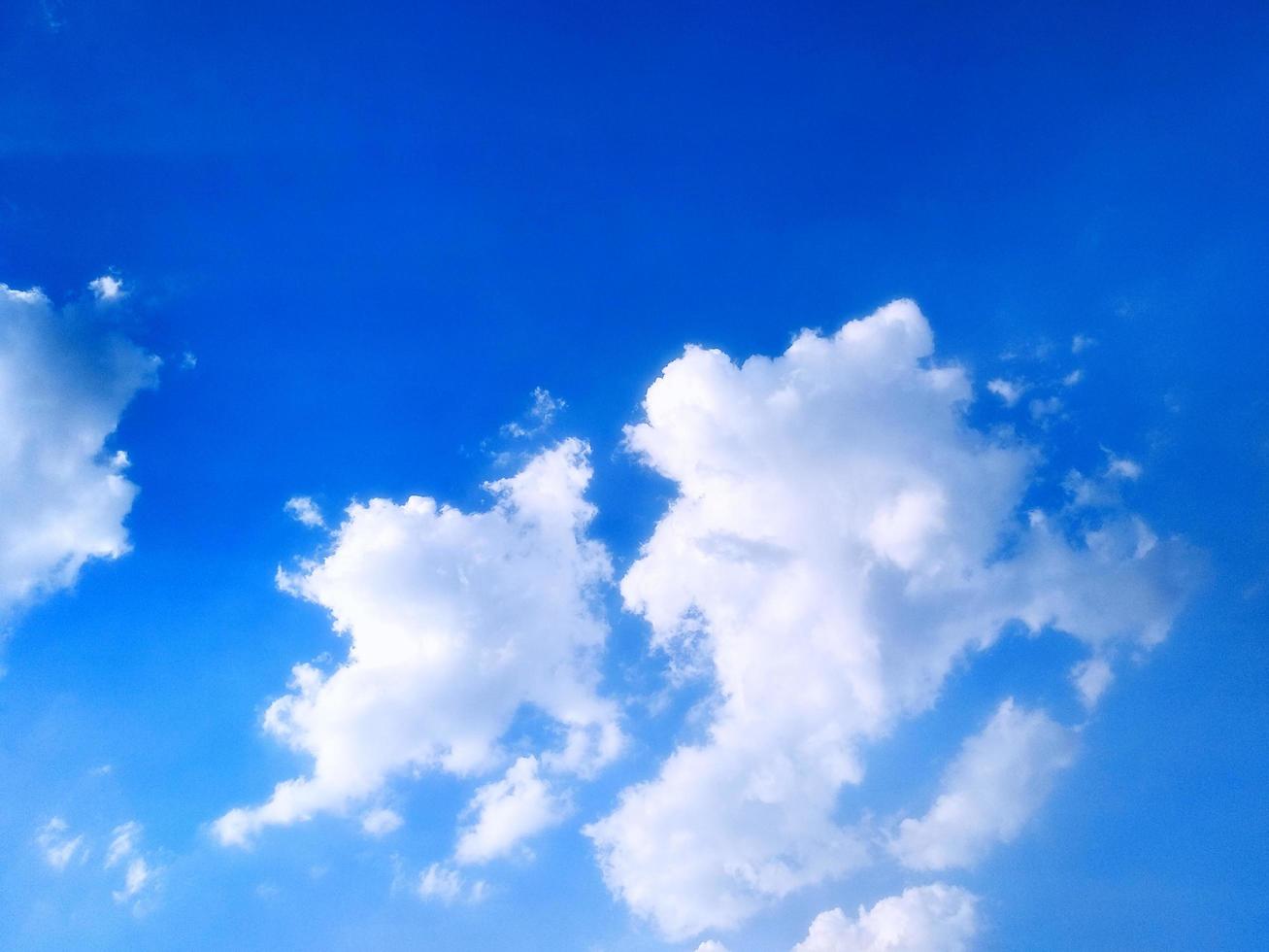 cielo blu con sfondo nuvola. messa a fuoco selettiva. copia spazio foto