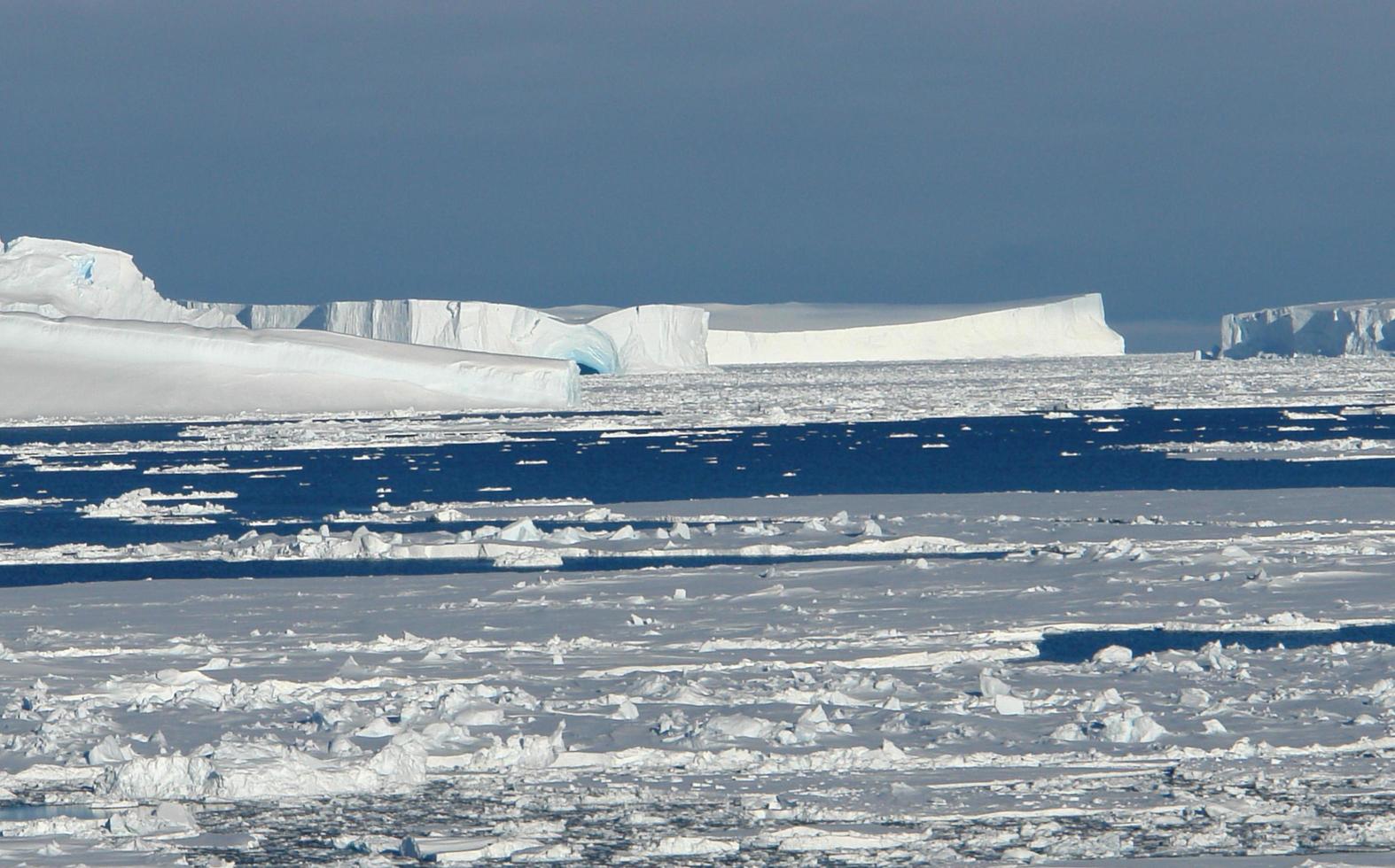 antartide campi di ghiaccio infiniti iceberg nel mare foto