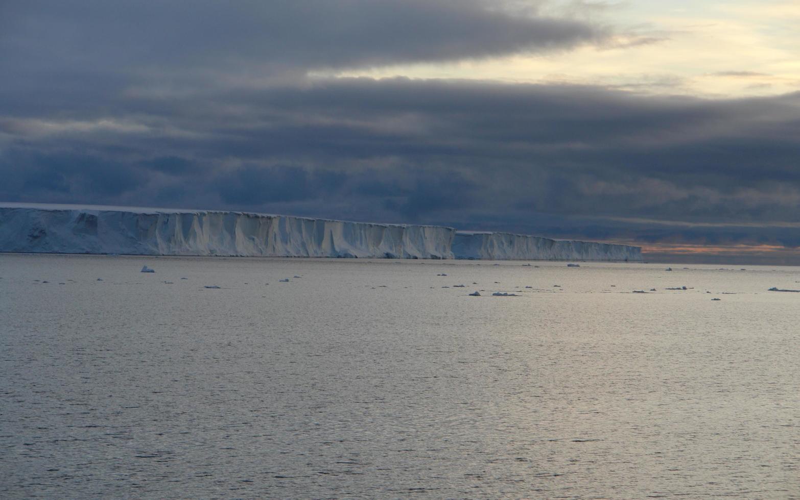 antartide campi di ghiaccio infiniti iceberg nel mare foto