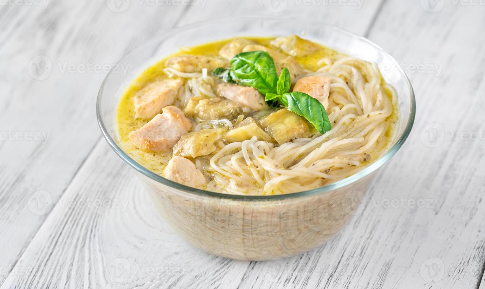 ciotola di curry verde con noodles foto