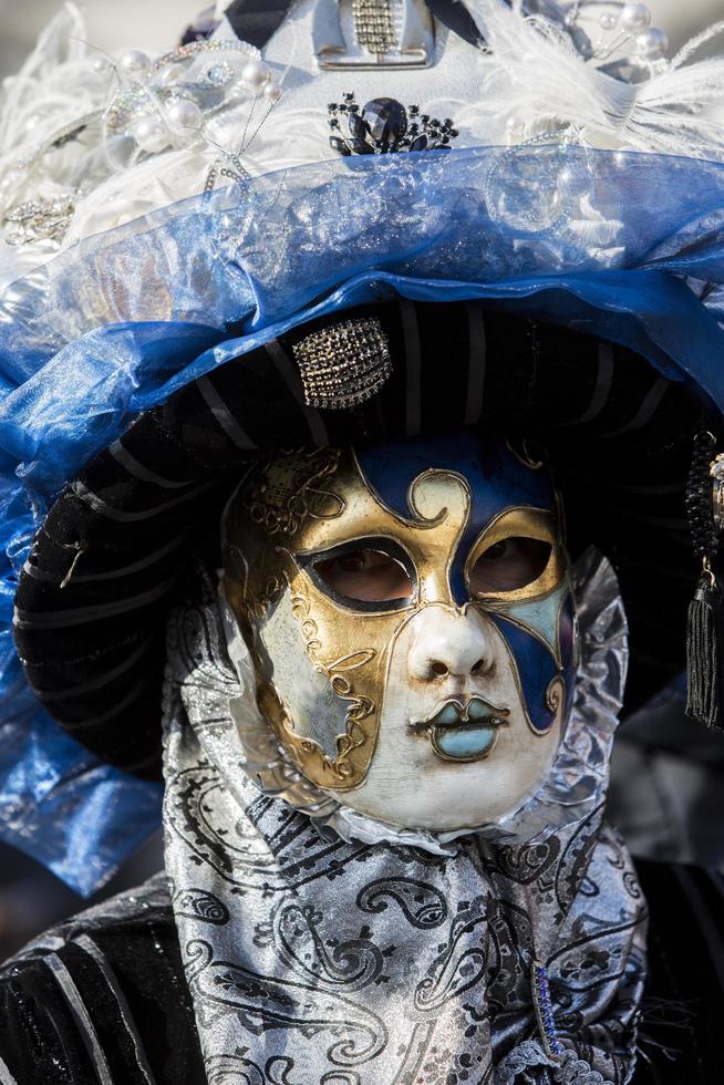 venezia, italia, 10 febbraio 2013 - persona non identificata con maschera di carnevale veneziano a venezia, italia. al 2013 si tiene dal 26 gennaio al 12 febbraio foto