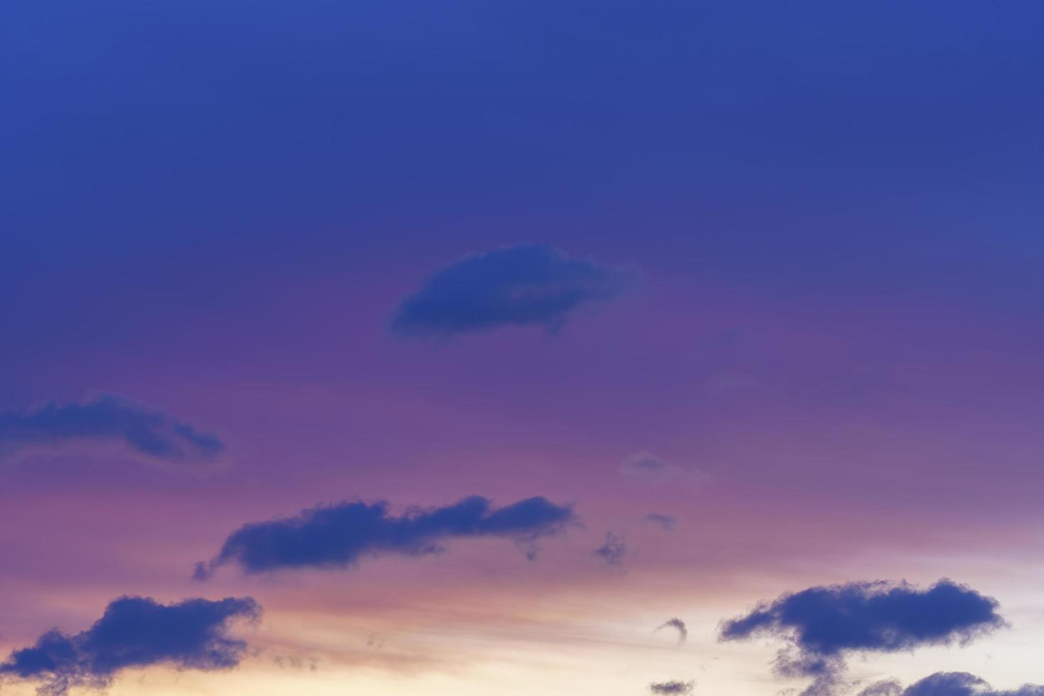 bellissimo sfondo viola con cielo serale e nuvole foto
