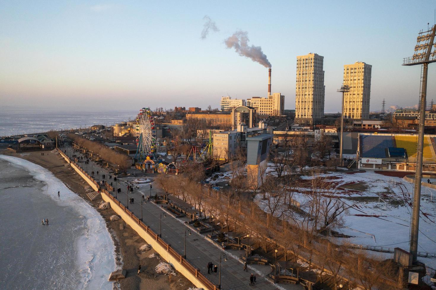 vladivostok, russia - 7 gennaio 2022-veduta aerea del paesaggio urbano con vista sull'argine vicino alla baia dell'amur. foto