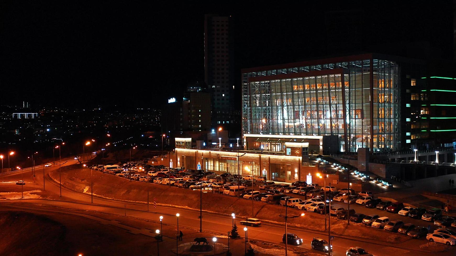 teatro mariinsky di notte. vladivostok, russia foto