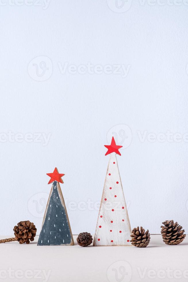set di blocco di legno di Natale con decorazione a pallina sulla tavola dei colori della pace foto