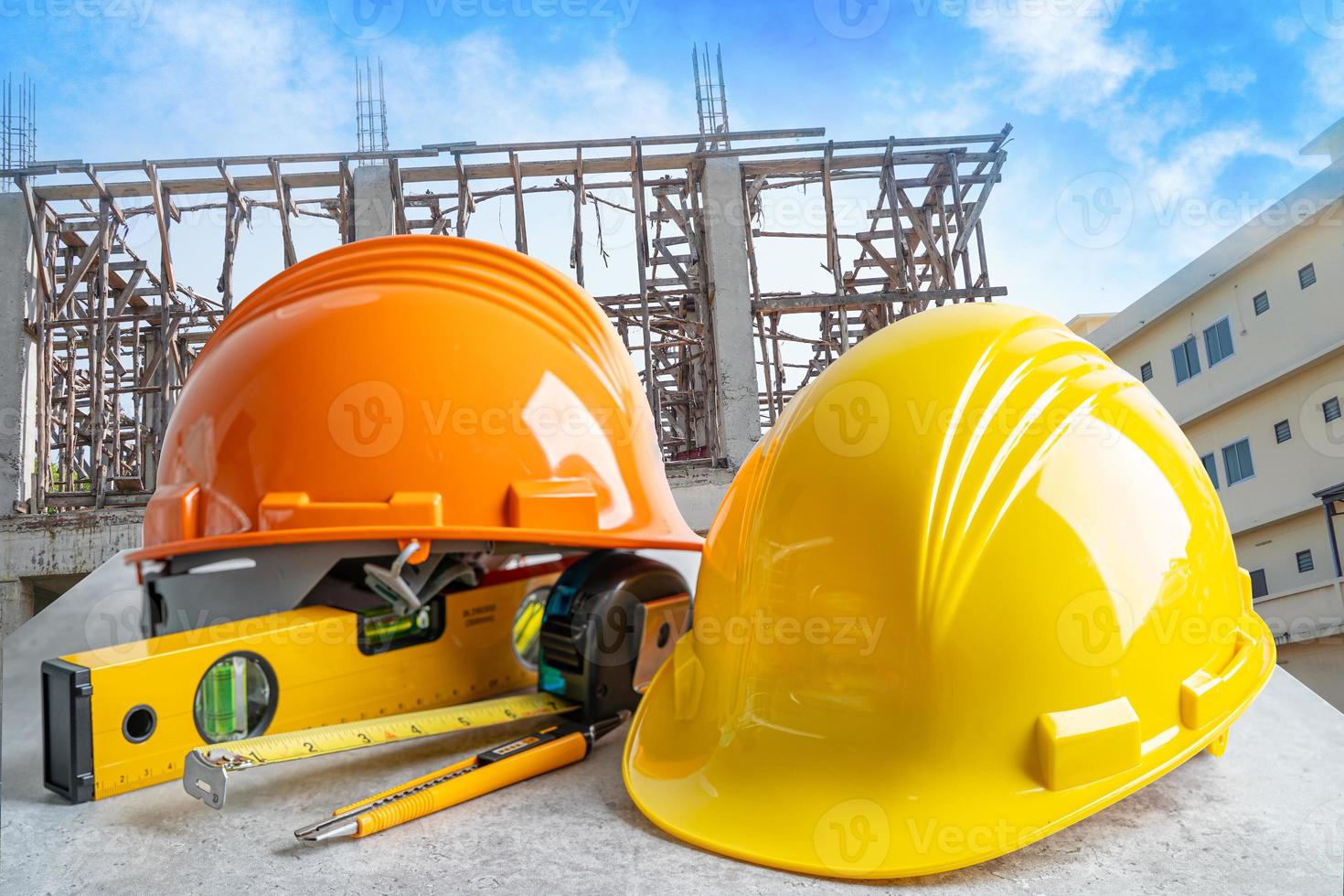 sicurezza primo casco casco e strumento ingegnere sullo sfondo del cantiere edile. foto