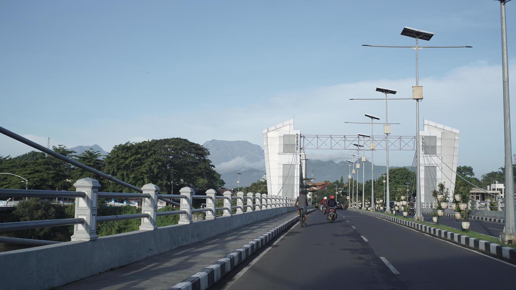 ponorogo, indonesia. 01152022 - un punto di vista di guida di un'auto passa un ponte in campagna. foto