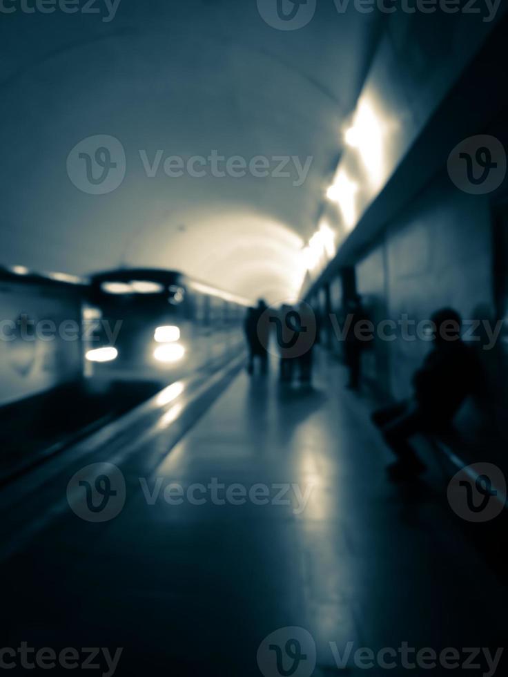 immagine sfocata della metropolitana foto