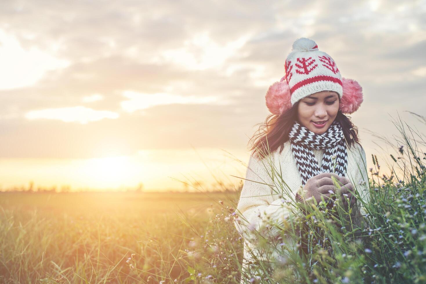 giovane bella donna che indossa abiti invernali mentre si sta in piedi godersi la natura. concetto di orario invernale. foto