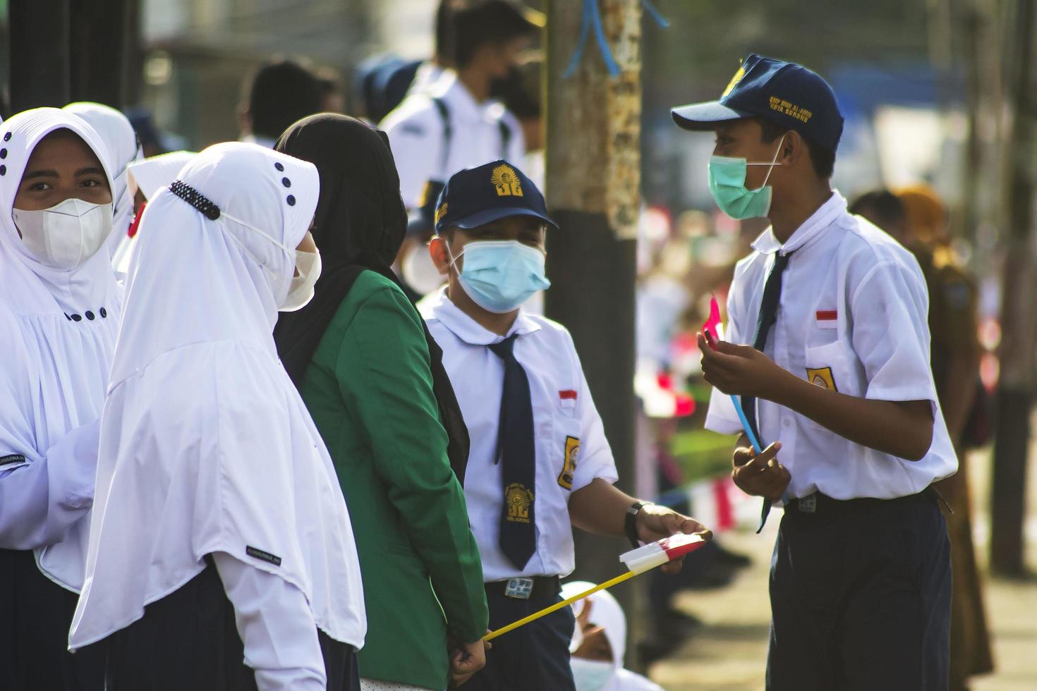 sorong, papua occidentale, indonesia, 4 ottobre 2021. visita di stato del presidente dell'indonesia, joko widodo. i bambini delle scuole e gli insegnanti hanno accolto con favore l'arrivo del presidente dal lato della strada. foto