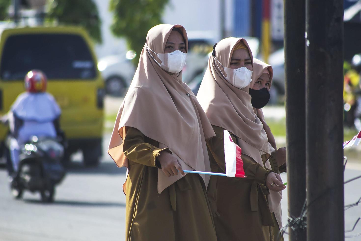 sorong, papua occidentale, indonesia, 4 ottobre 2021. visita di stato del presidente dell'indonesia, joko widodo. scolari e insegnanti hanno accolto con favore l'arrivo del presidente dal lato della strada. foto