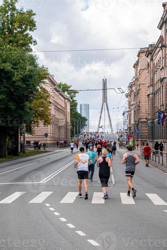 corridori che attraversano le strade di riga durante la maratona di tet riga. foto