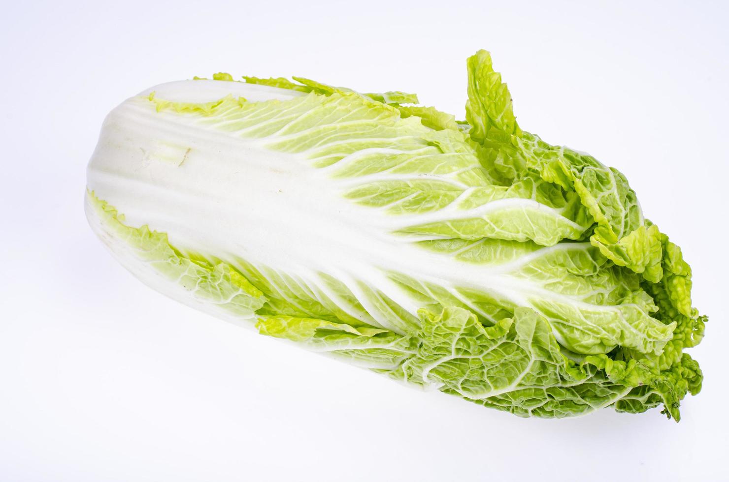 intera testa di cavolo verde di Pechino isolato su sfondo bianco. foto in studio