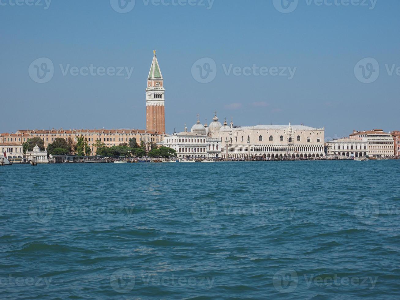 Piazza San Marco vista dal bacino di San Marco a Venezia foto