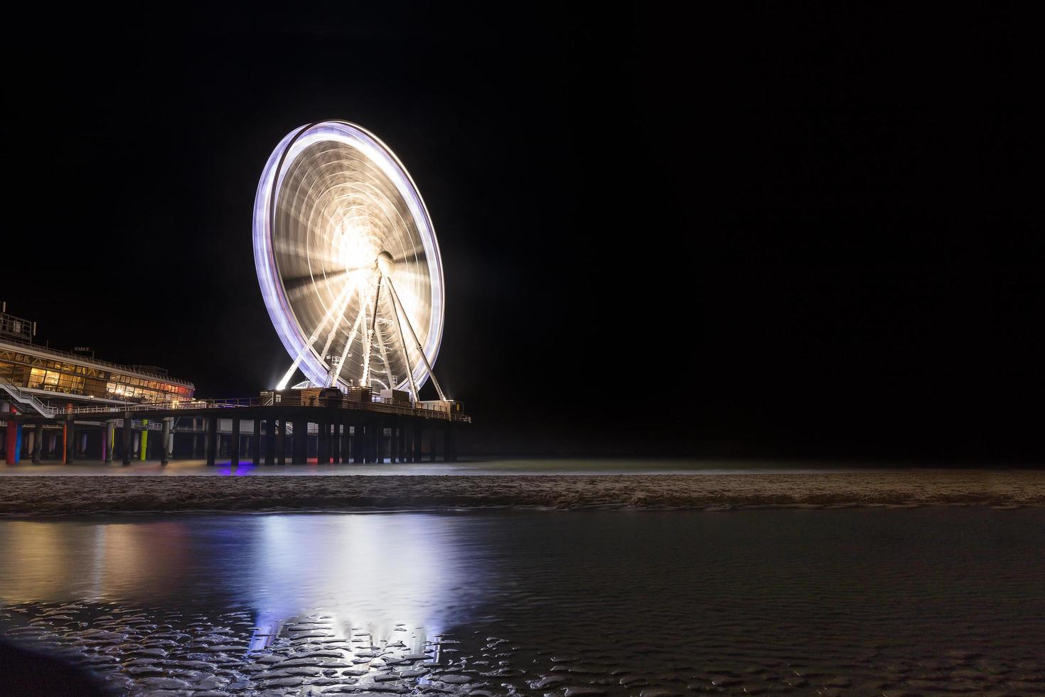 il molo di Scheveningen Beach a den haag, Paesi Bassi di notte foto