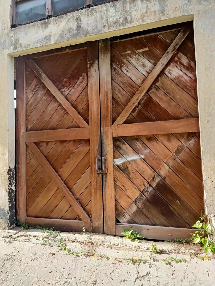 grande porta di legno nel vecchio fienile foto