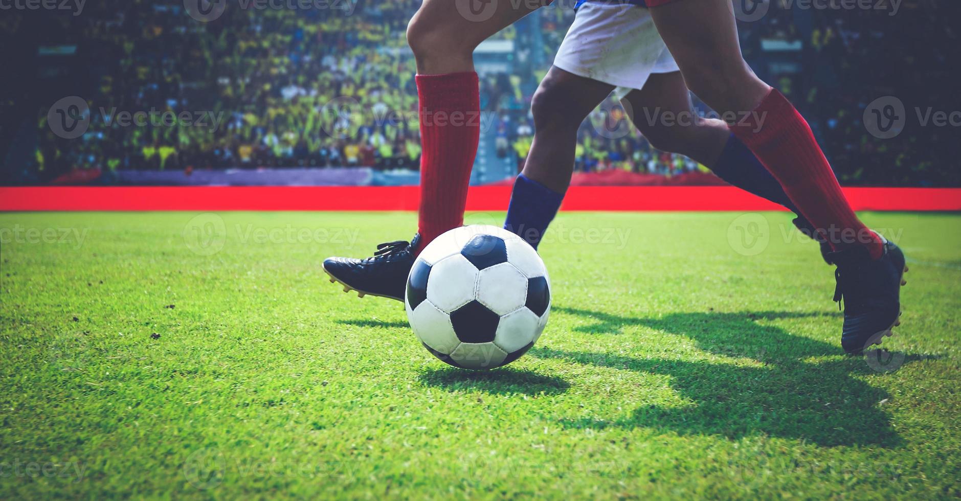 giocatore di calcio o di football in piedi con la palla sul campo per calciare il pallone da calcio allo stadio di calcio, soft focus foto