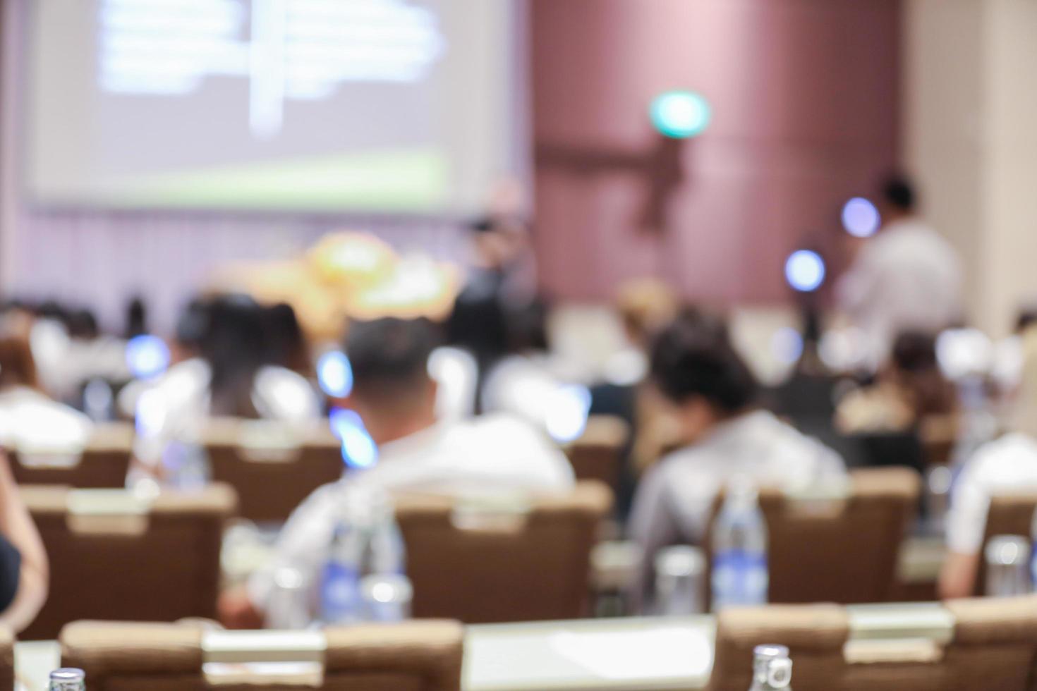 sfondo sfocato astratto del seminario dei dipendenti e del lavoro di squadra sfocato riunione di lavoro del personale nella sala conferenze con schermo del proiettore. foto