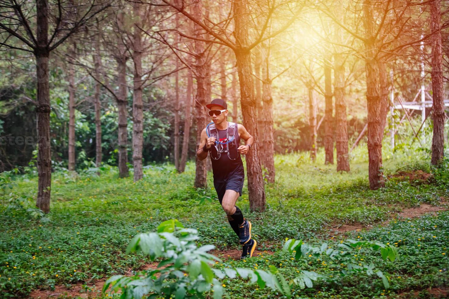 un corridore uomo di trail e piedi d'atleta che indossa scarpe sportive per il trail running nella foresta foto