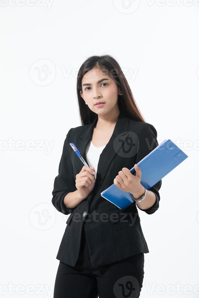 le donne d'affari asiatiche sorridono e tengono con gli appunti per lavorare felici su sfondo bianco foto