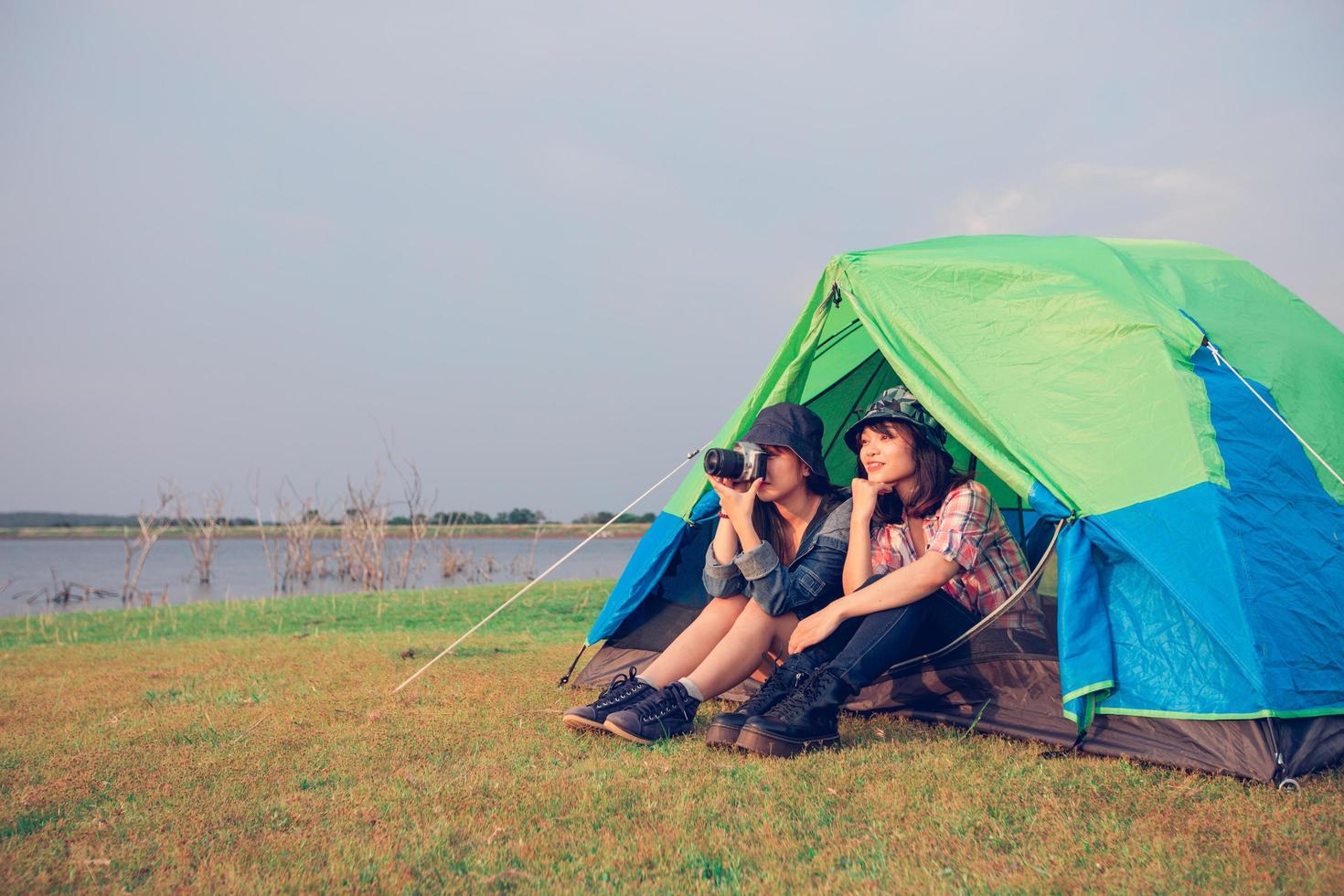 un gruppo di turisti asiatici di amici scatta foto insieme alla felicità in estate mentre si fa campeggio