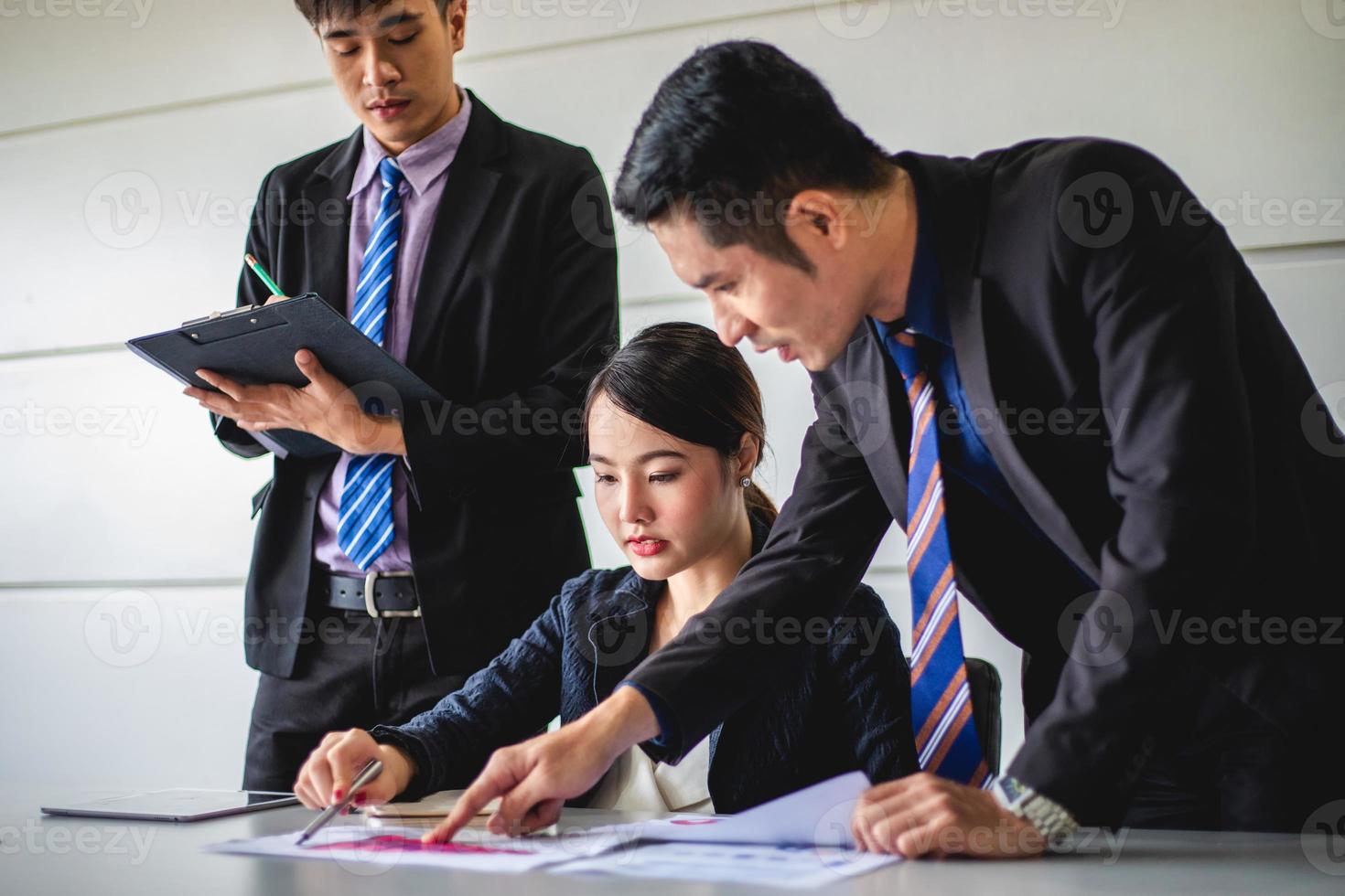 uomini d'affari che lavorano e puntano sul grafico diagramma finanziario e documenti di analisi sul tavolo dell'ufficio foto