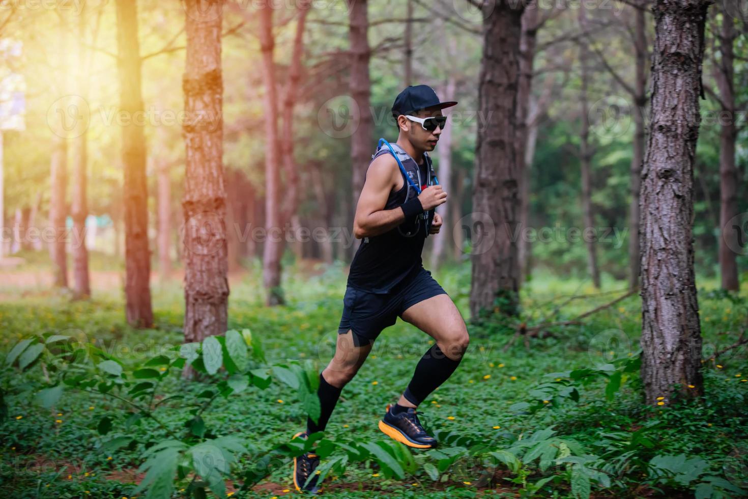 un corridore uomo di trail e piedi d'atleta che indossa scarpe sportive per il trail running nella foresta foto