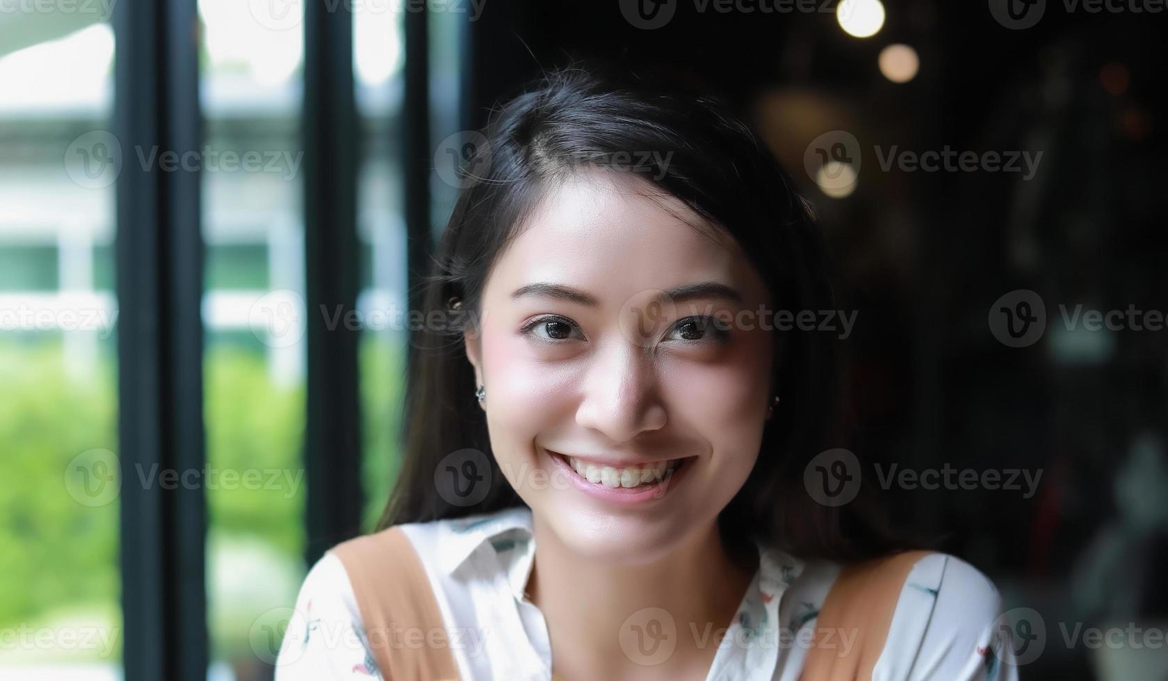 donne asiatiche sorridenti e felici e si sono divertite al caffè e al ristorante durante il relax foto