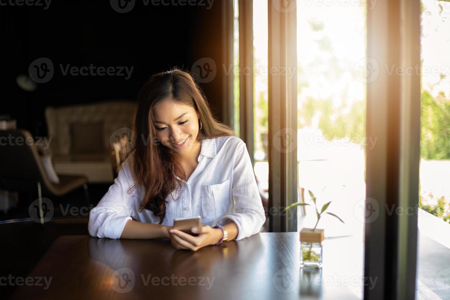 uomini e donne d'affari asiatici utilizzano smartphone mobili e touch per la comunicazione e il controllo degli uomini d'affari in ufficio foto