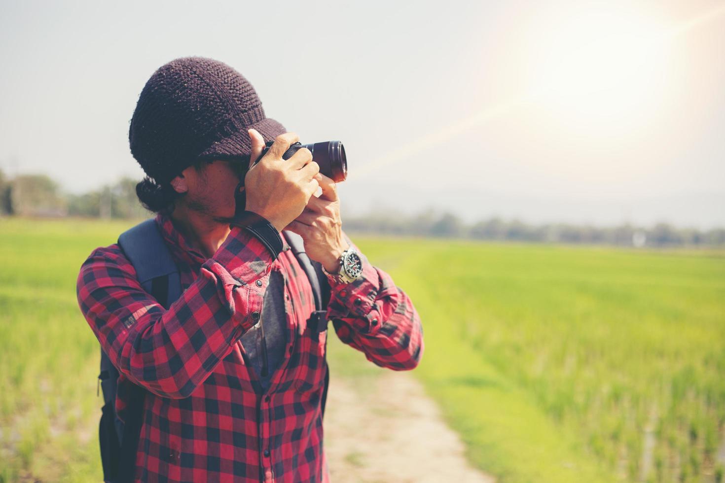 uomini asiatici zaini e viaggiatori che camminano insieme e felici stanno scattando foto sulla montagna, tempo di relax in vacanza concetto di viaggio, sfocato e messa a fuoco morbida