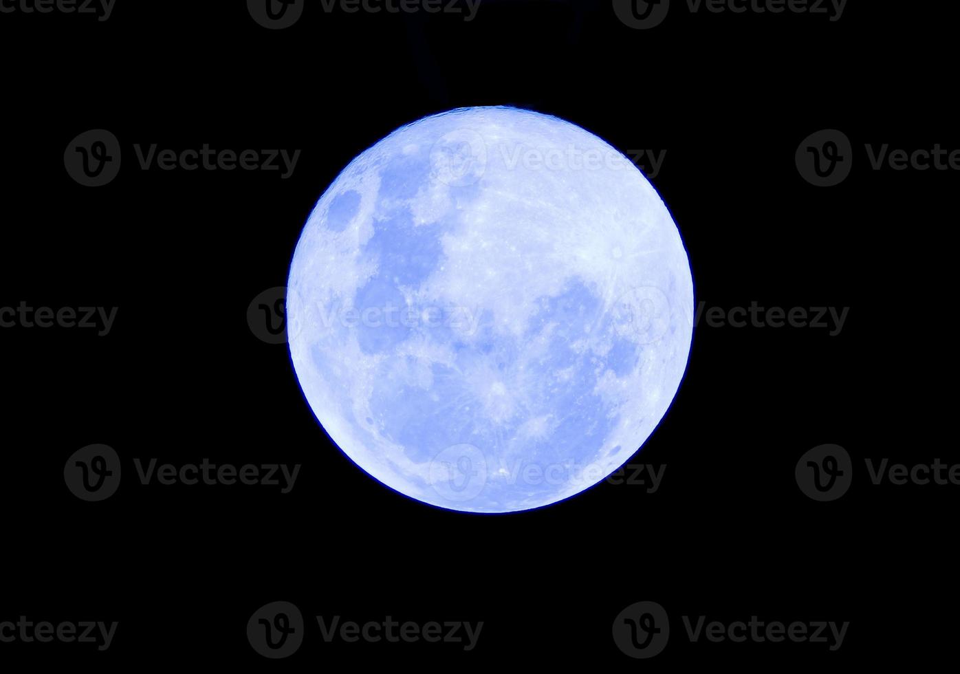 luna piena blu nella notte oscura foto