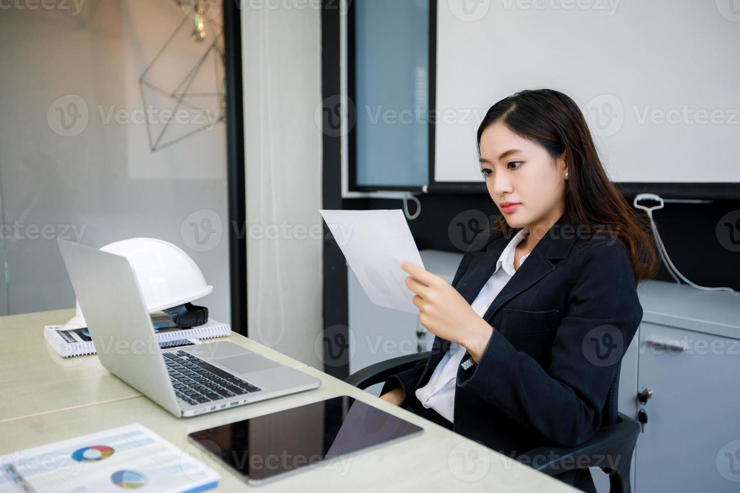 donne d'affari asiatiche che usano il taccuino e seri e mal di testa per lavorare foto