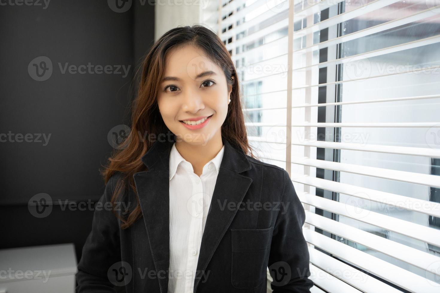 donne d'affari asiatiche e gruppo che usano il taccuino per riunioni e donne d'affari che sorridono felici di lavorare foto