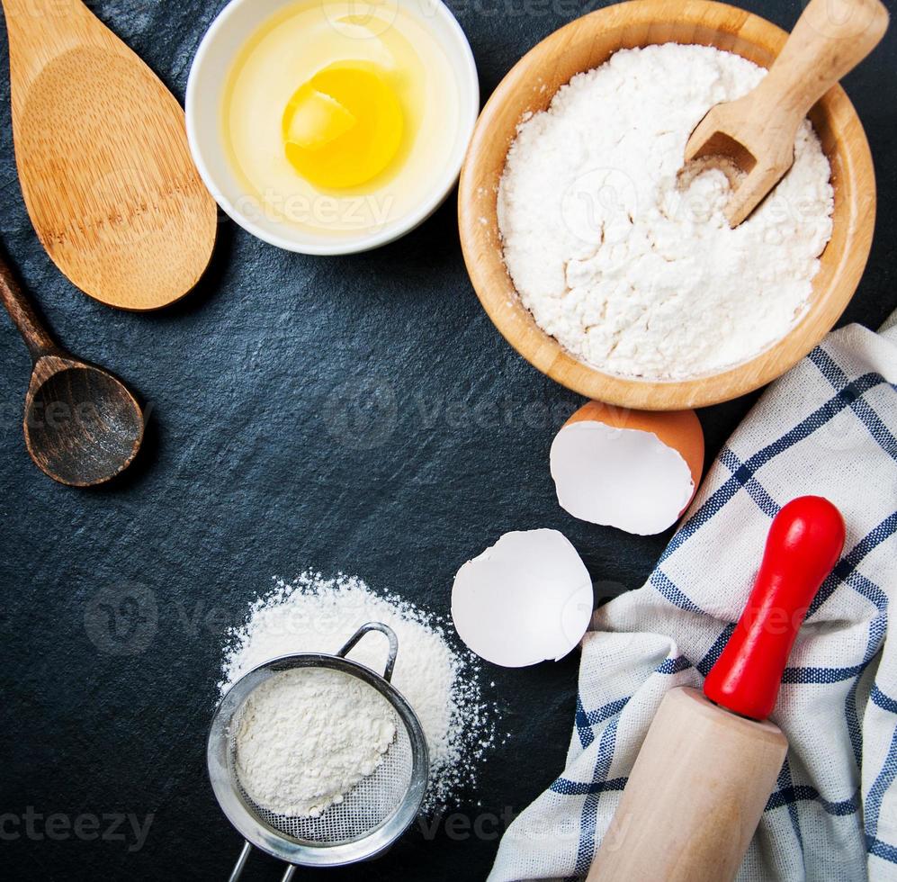 cuocere gli ingredienti su un nero foto