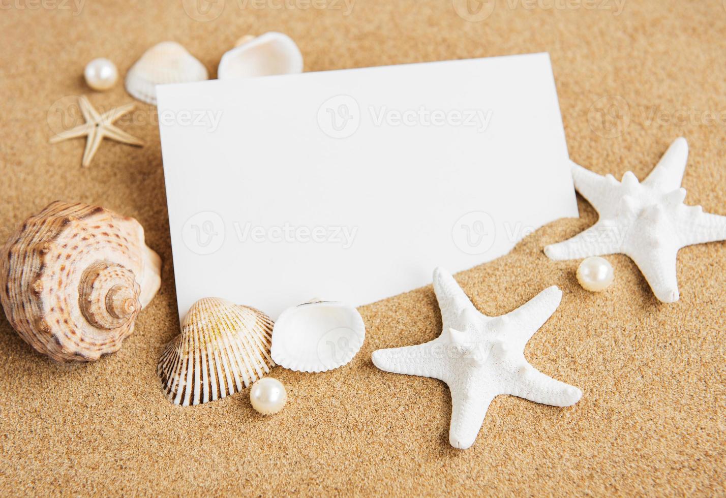 conchiglie, stelle marine e una cartolina vuota foto