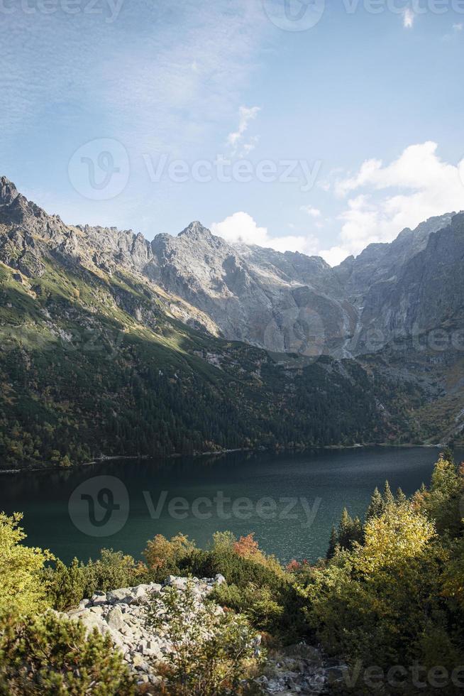 morskie oko lago occhio del mare ai monti tatra in polonia. foto