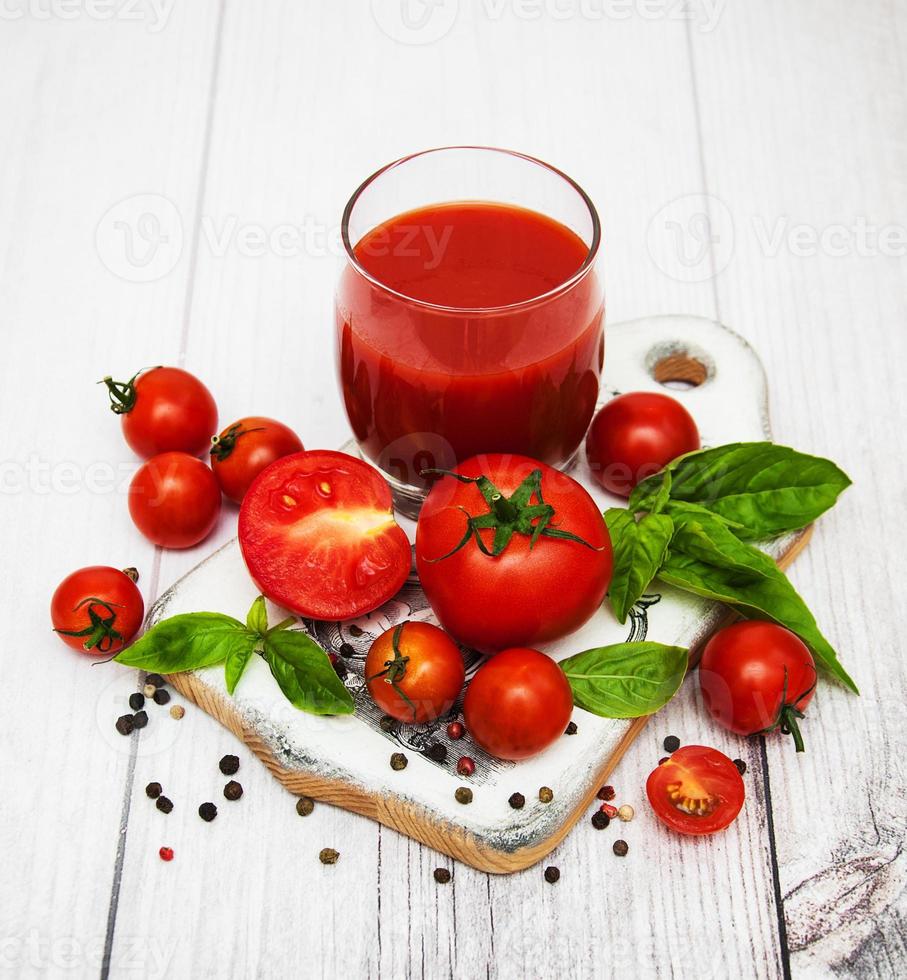 bicchiere con succo di pomodoro foto