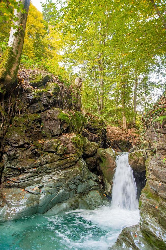 cascata sul fiume in autunno foto