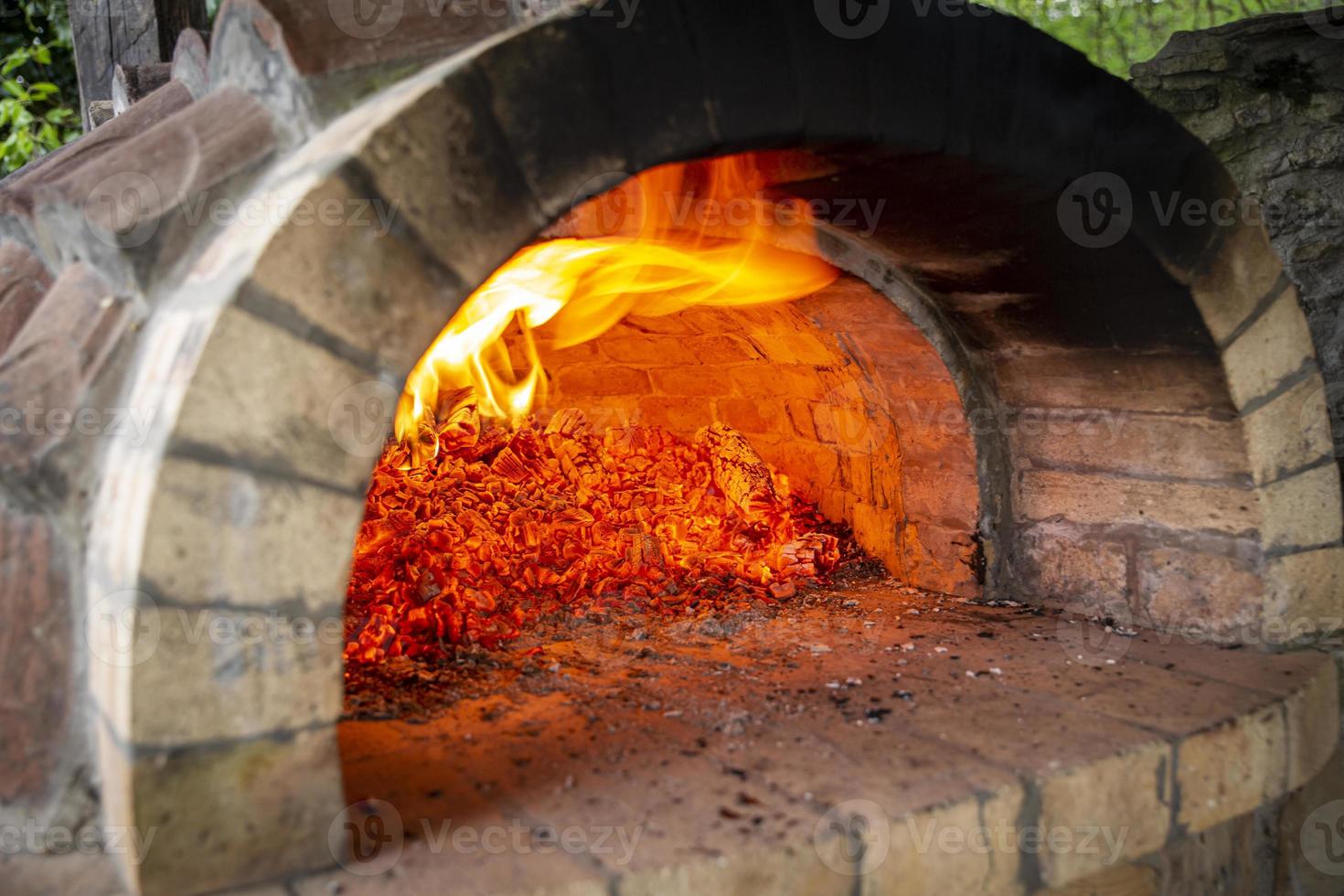 legna da ardere in una fornace, brace, carboni ardenti. foto
