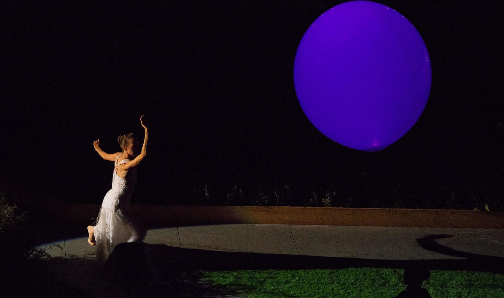 bergamo italia 14 settembre2018 esibizione di danza acrobatica sospesa in aria esibizione di molecoleshow foto