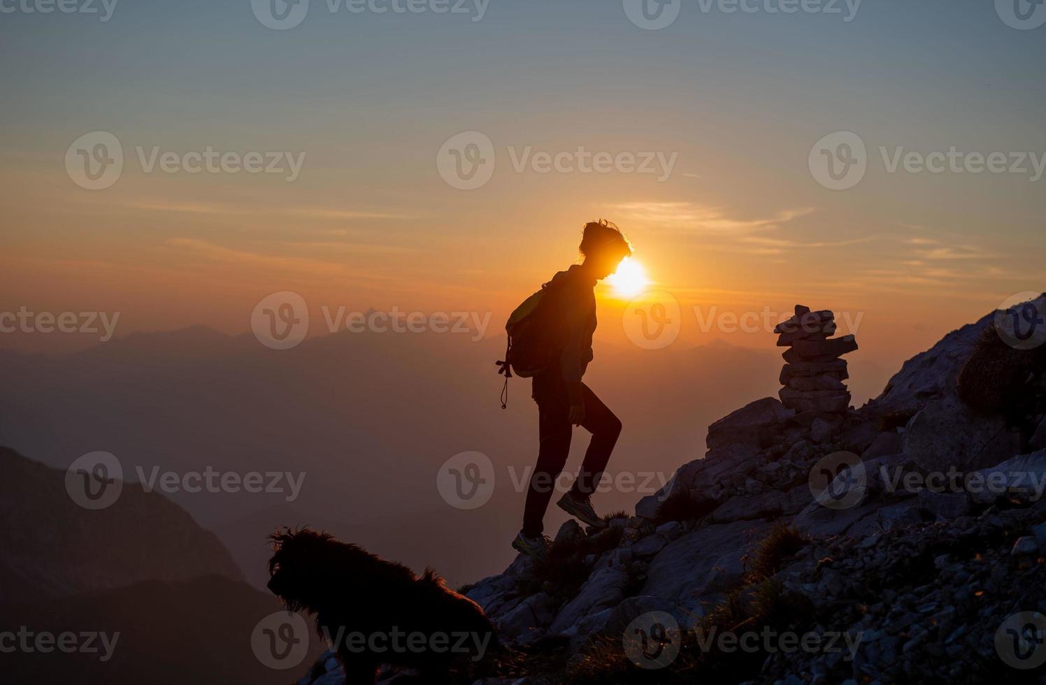 ragazza che va in montagna foto