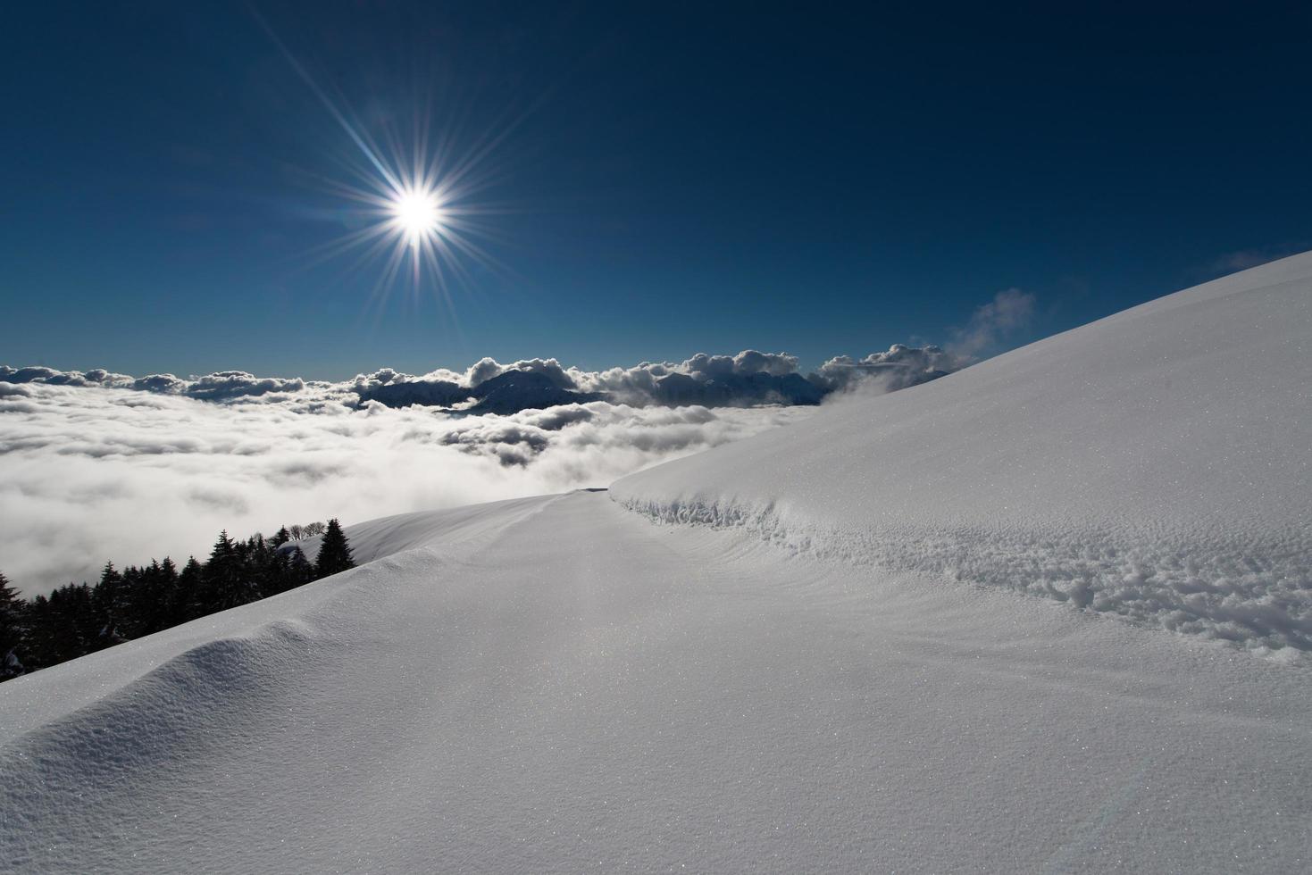 strada innevata in montagna foto