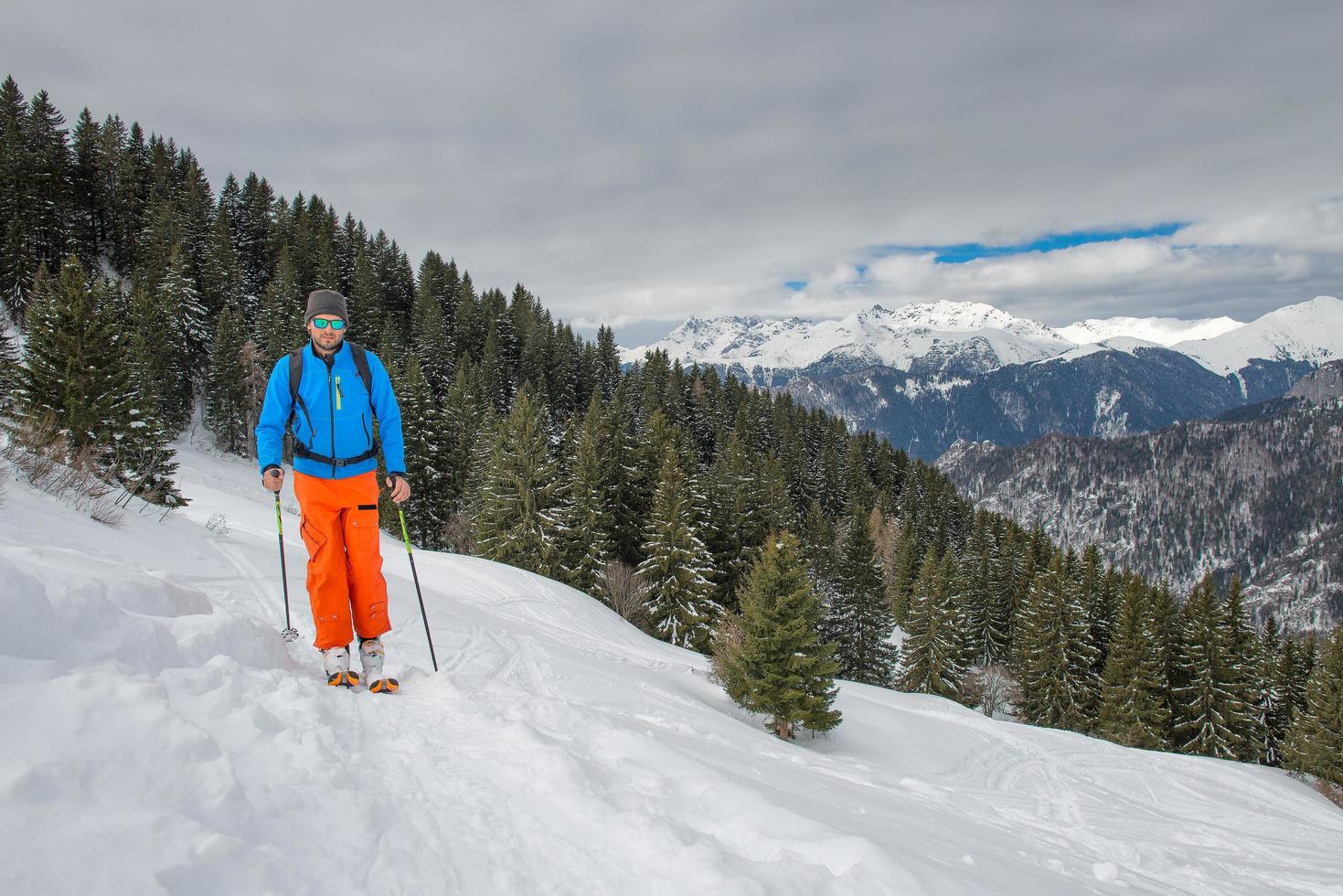 uomo con la montagna da sci foto