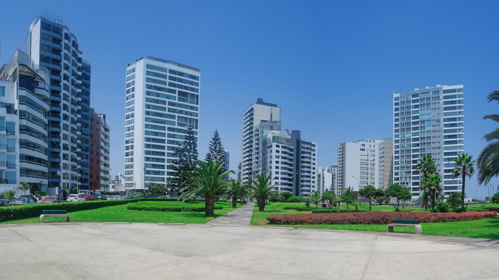 grattacieli nel distretto di miraflores a lima perù foto