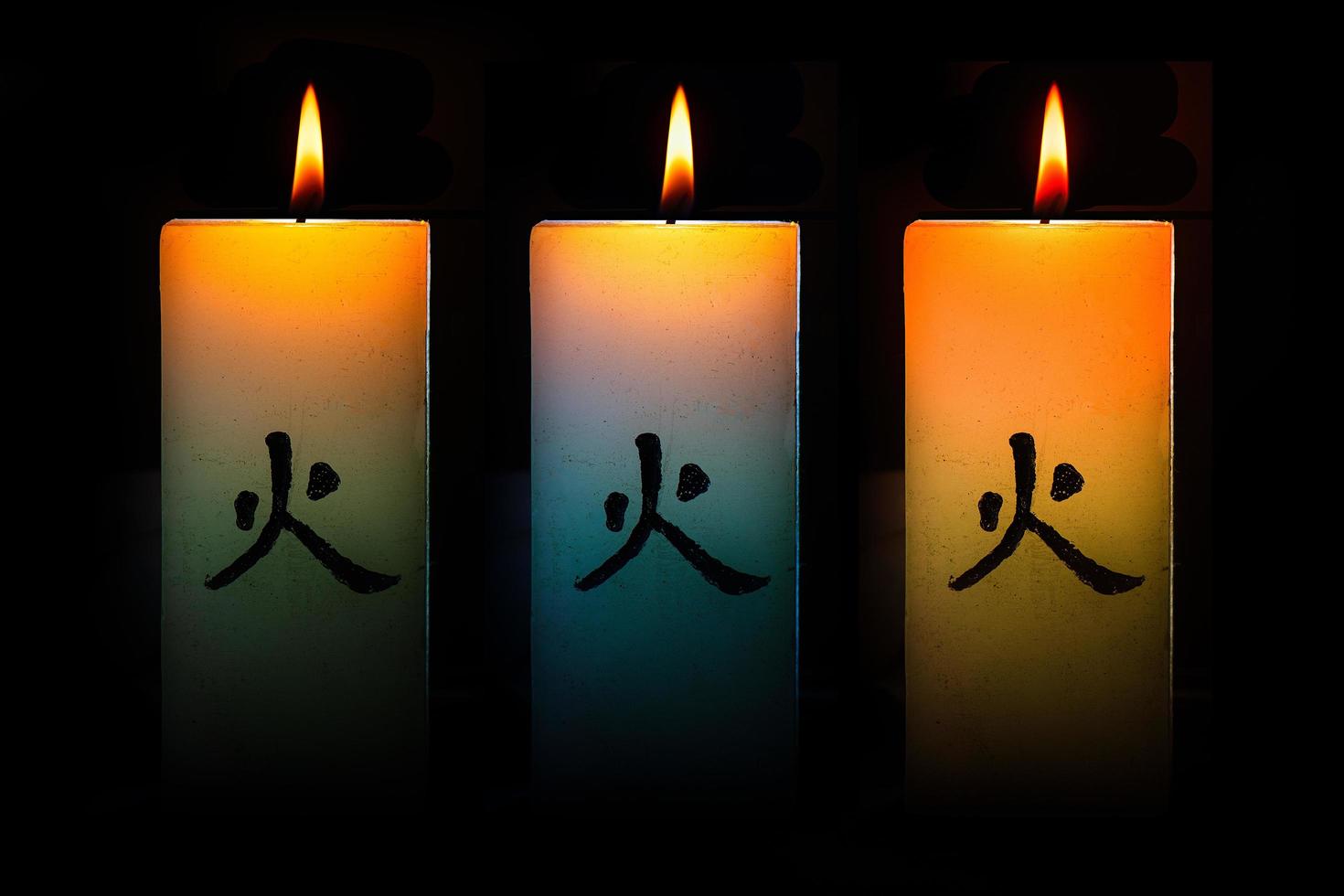 tre candele accese colorate giapponesi foto