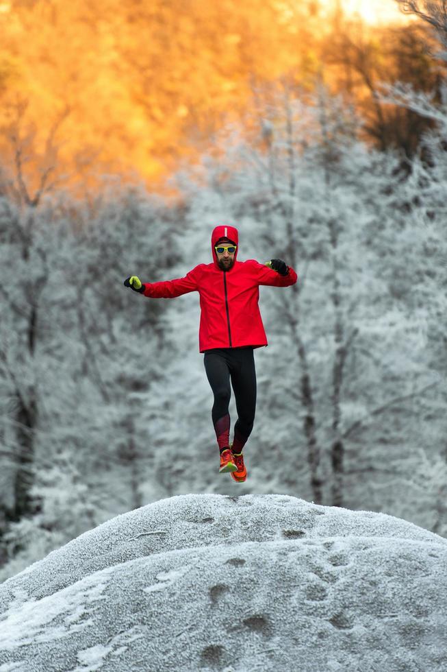 il giovane uomo sportivo si allena nel freddo ambiente invernale foto