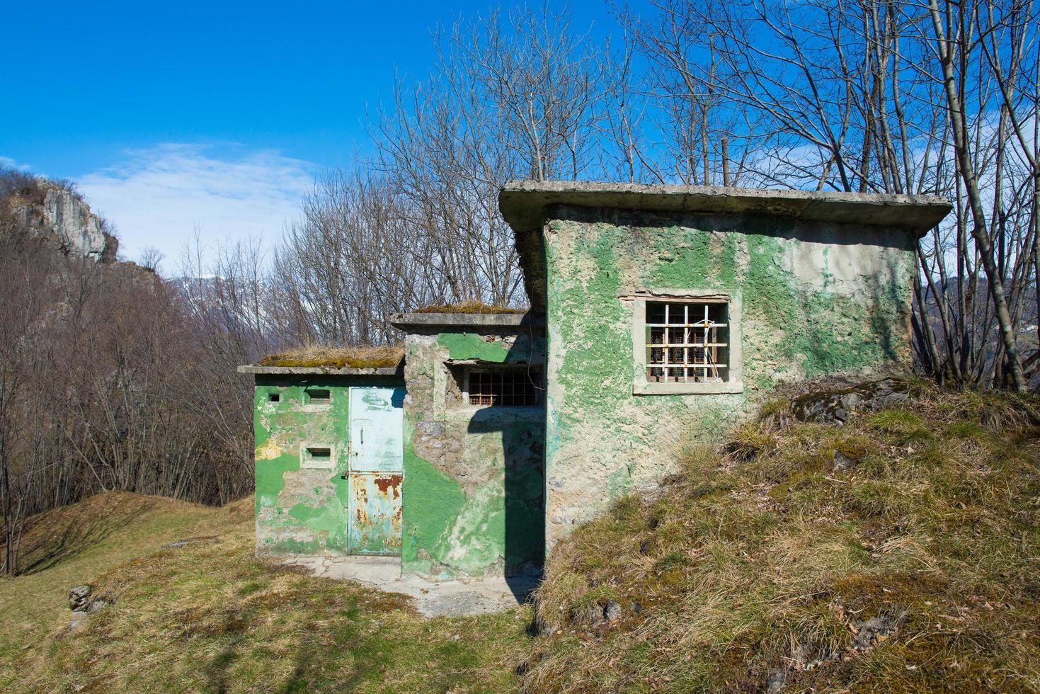 capanna di caccia nel prato in montagna foto