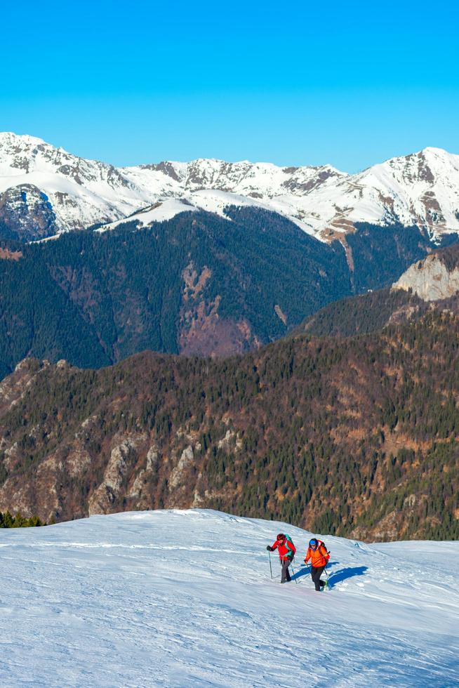 escursioni sulla neve durante una gita in montagna foto